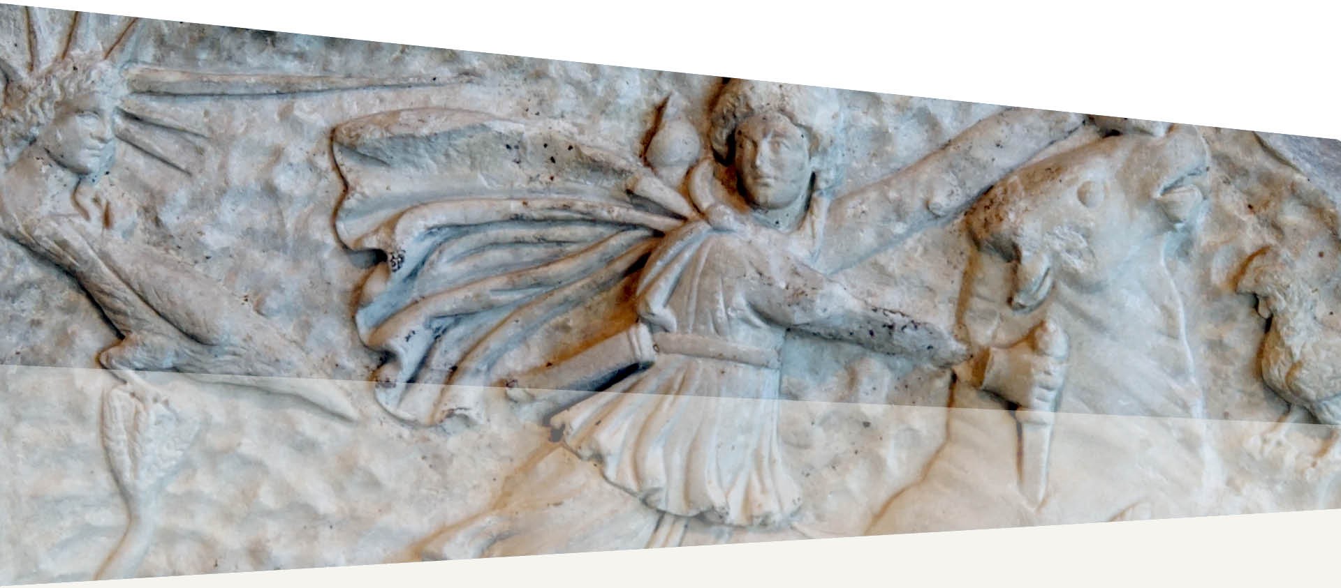 Ein Ausschnitt aus einer römischen Kampfszene auf Marmor.